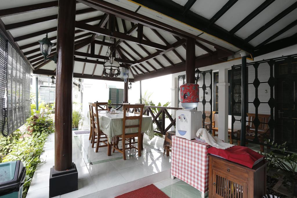 Отель Reddoorz Near Adisucipto Airport Джокьякарта Экстерьер фото